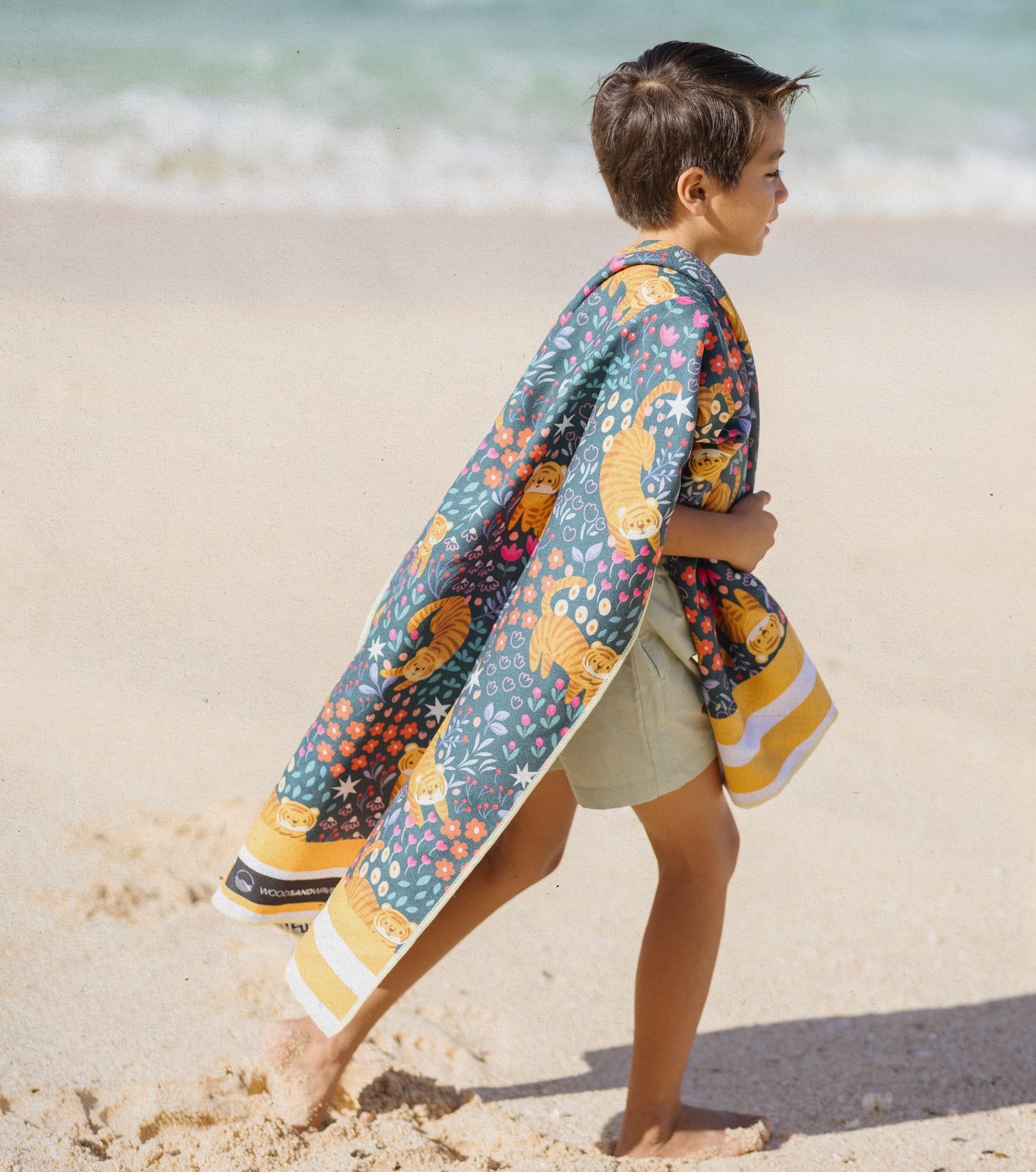 Tropical Tiger - Strandtuch für Kinder - schadstofffrei, schnelltrocknend  & sanft zur Haut (140cm x 70cm) - WOODSANDWAVES