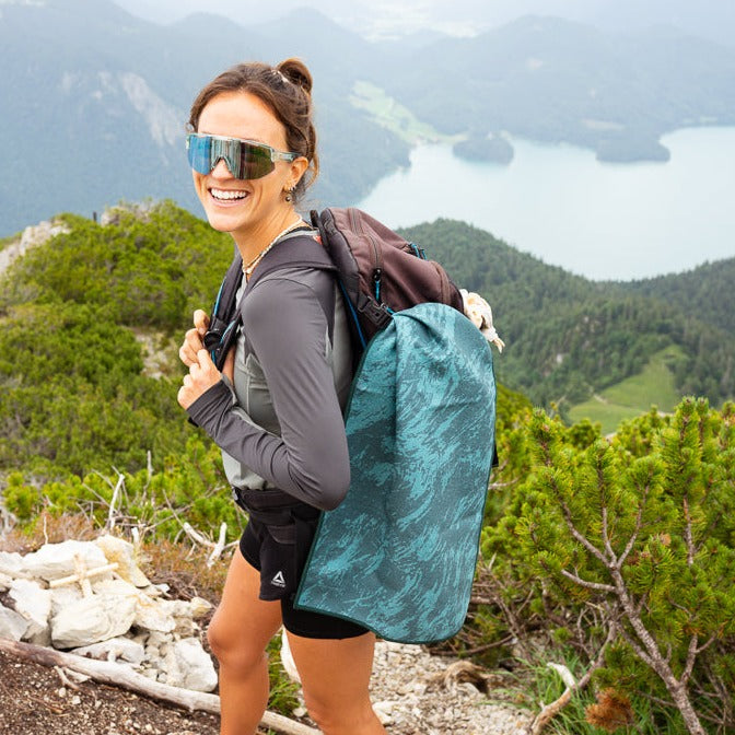 Green Energy Flow - Ultra-leichtes Outdoor-und Wanderhandtuch  - 80cm x 40cm - WOODSANDWAVES