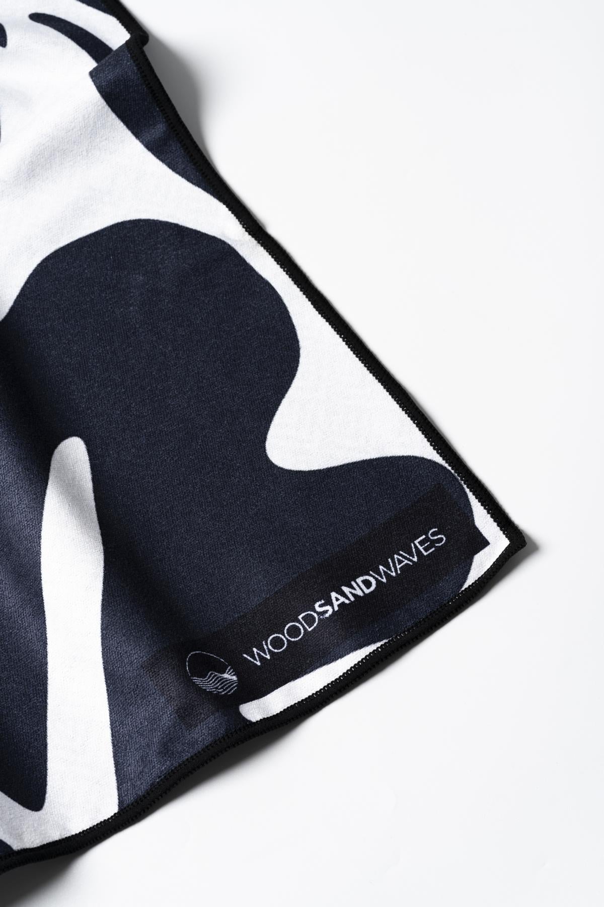 Midnight Florals - Ultra-leichtes Outdoor-und Wanderhandtuch  - 80cm x 40cm - WOODSANDWAVES