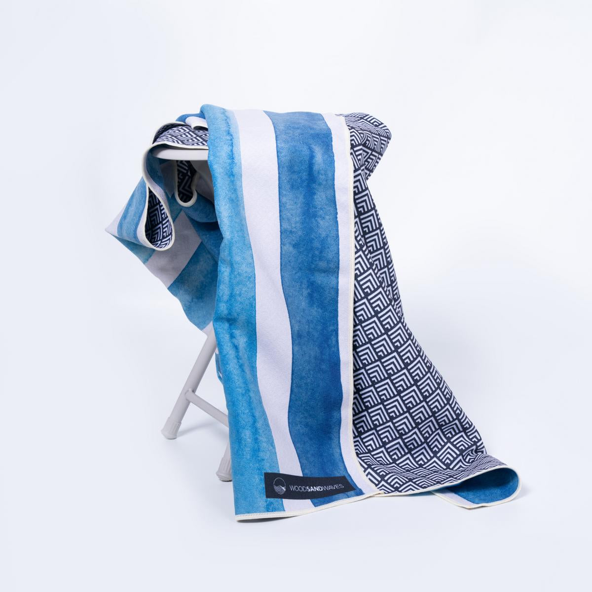 Aqua Stripes - Sandabweisendes Strandtuch mit Geheimfach - WOODSANDWAVES