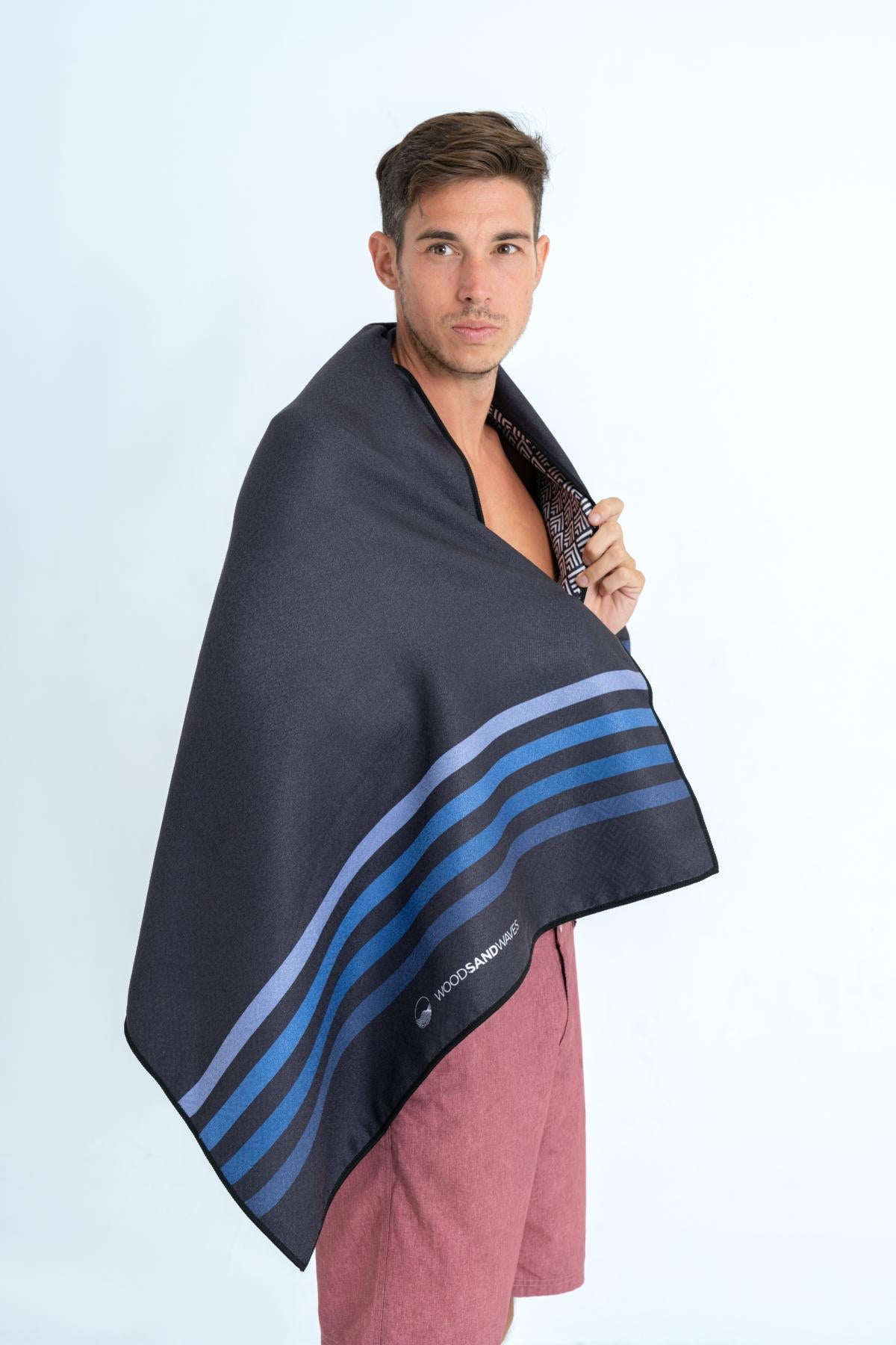 Calm Cruise Black - schnelltrocknendes Duschhandtuch aus Premium Mikrofaser - angenehm auf der Haut - 140 x 70cm - WOODSANDWAVES