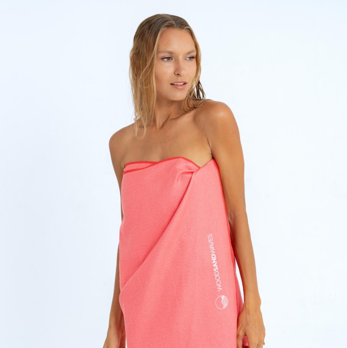 Clear Red  - schnelltrocknendes Duschhandtuch aus Premium Mikrofaser - angenehm auf der Haut - 140 x 70cm - WOODSANDWAVES