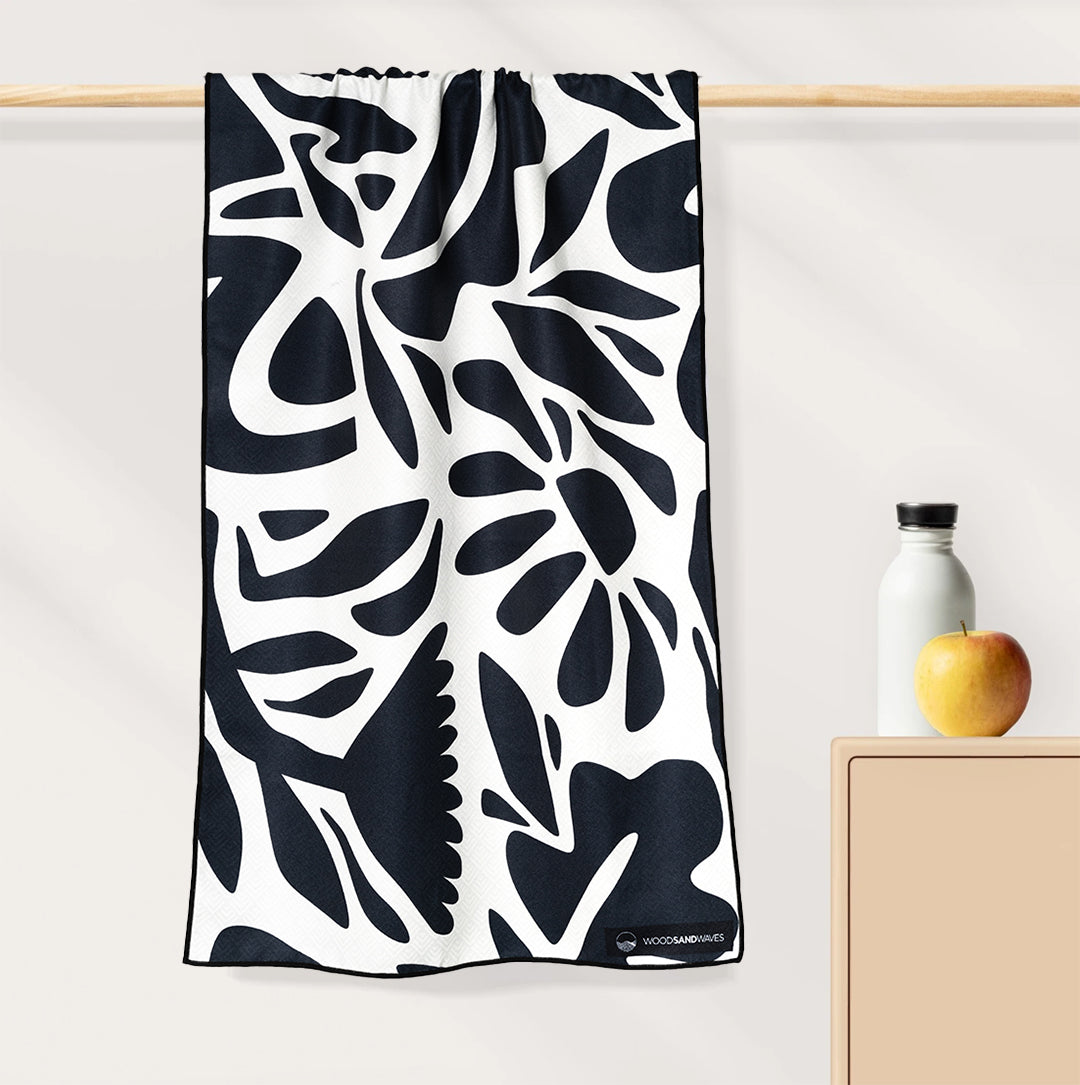 Midnight Florals - Ultra-leichtes Outdoor-und Wanderhandtuch  - 80cm x 40cm - WOODSANDWAVES