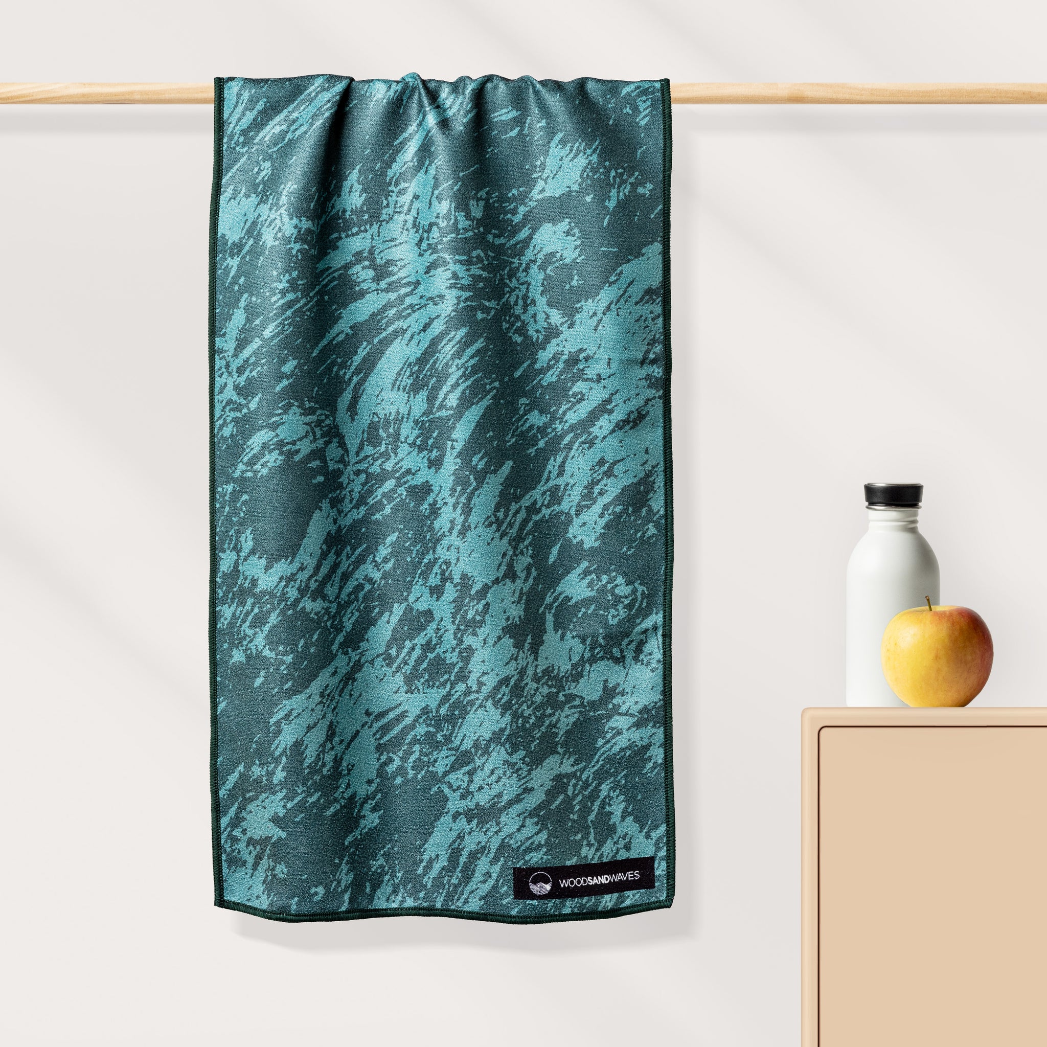 Green Energy Flow - Ultra-leichtes Outdoor-und Wanderhandtuch  - 80cm x 40cm - WOODSANDWAVES