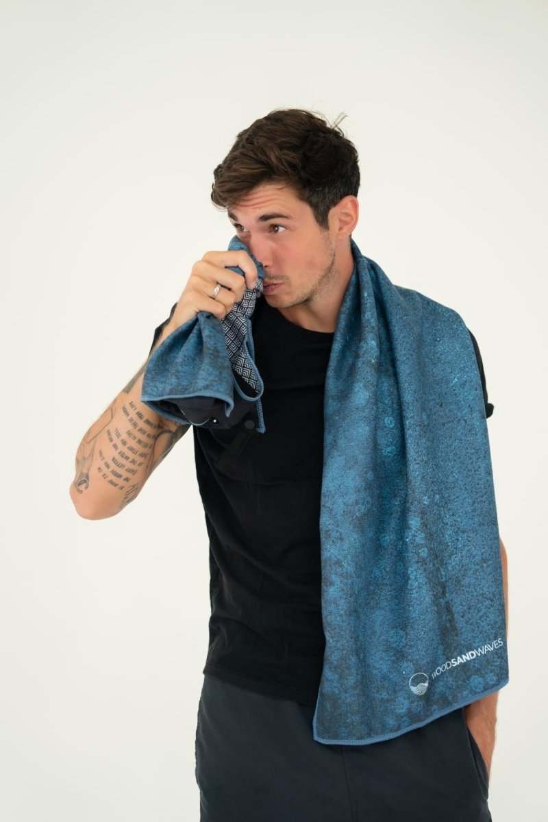 Blue Rebel - Sporthandtuch mit Magnet & Zipper - Tasche - woodsandwaves.co