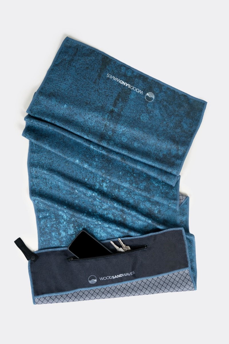 Blue Rebel - Sporthandtuch mit Magnet & Zipper - Tasche - woodsandwaves.co