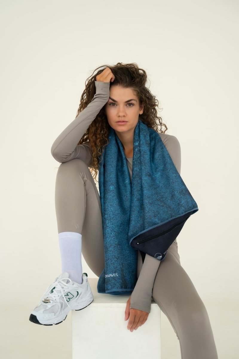 Blue Rebel - Sporthandtuch mit Magnet & Zipper - Tasche - woodsandwaves.co