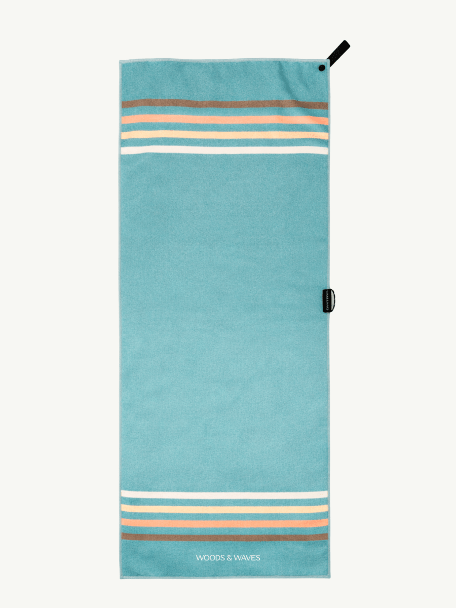 Calm Cruise Eucalyptus - Sporthandtuch mit Magnet & Zipper - Tasche - woodsandwaves.co