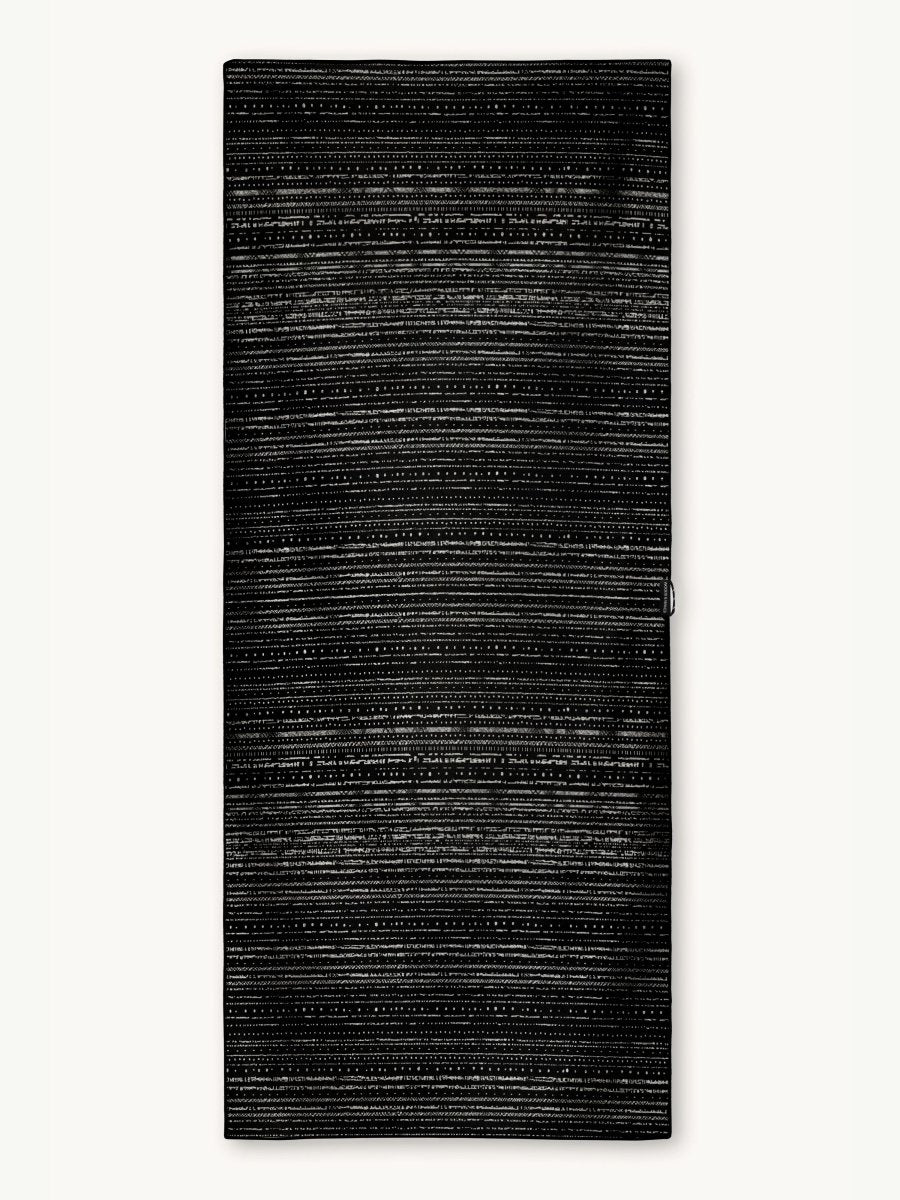 Dark Mind - Schnelltrocknendes Reise - und Strandtuch mit Geheimfach - woodsandwaves.co