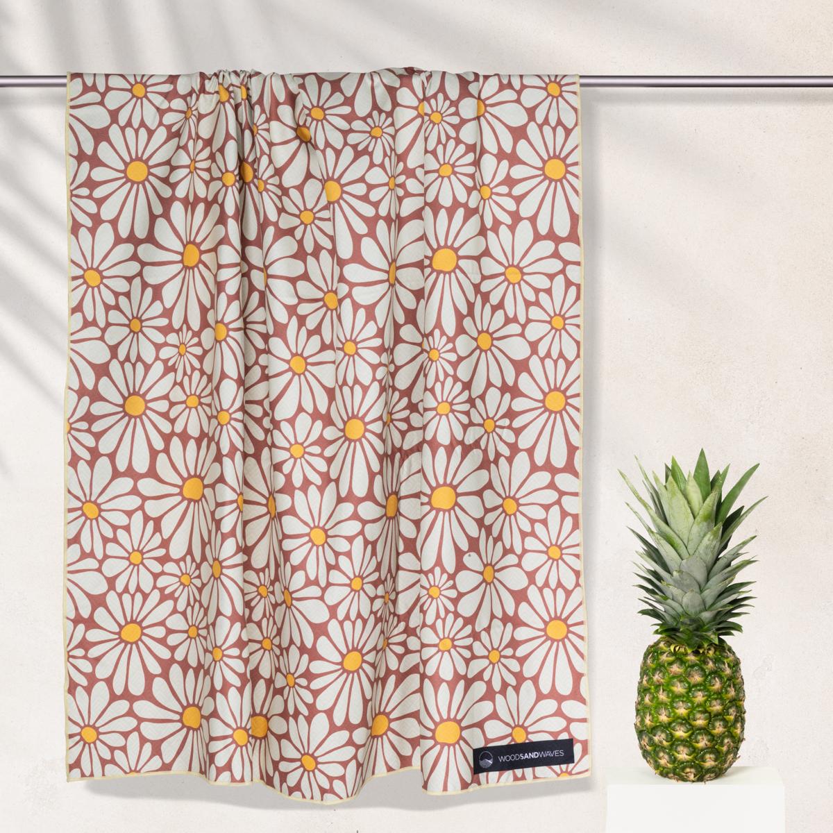 Flower Breeze - Stranddecke XXL - leicht, kompakt & sandabweisend - woodsandwaves.co