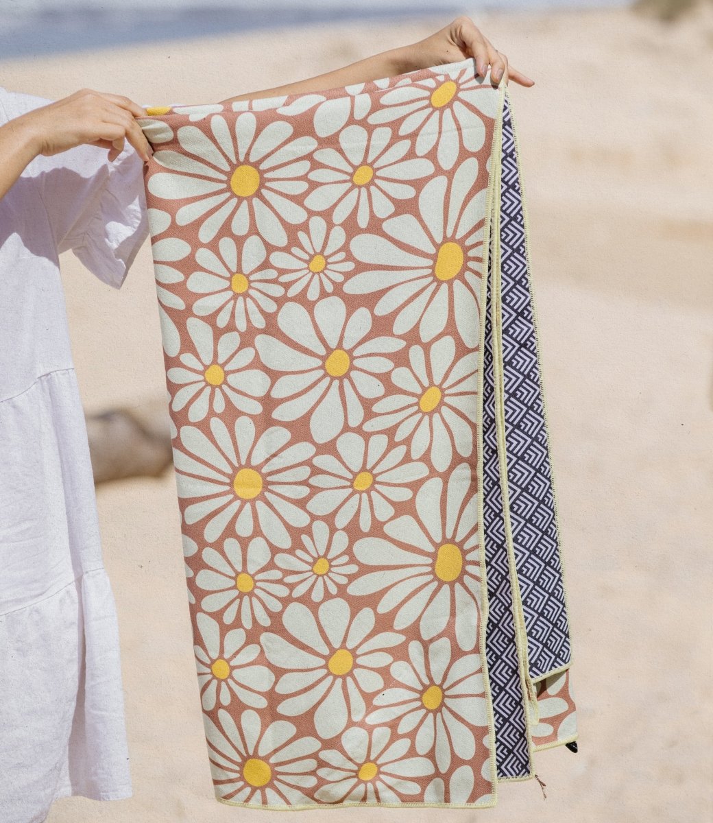 Flower Breeze - Stranddecke XXL - leicht, kompakt & sandabweisend - woodsandwaves.co