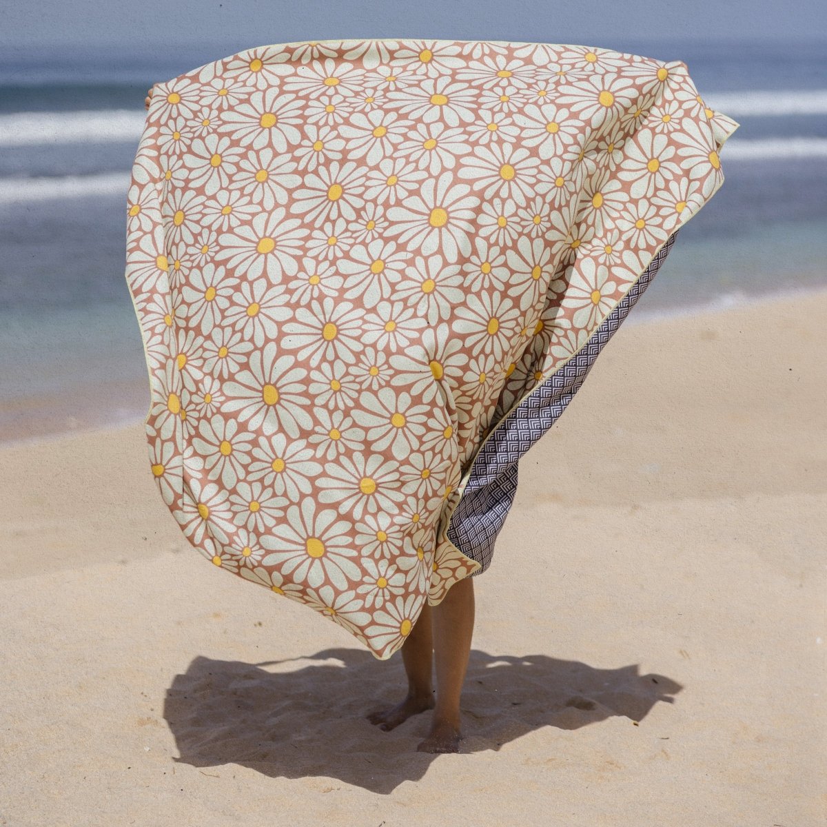 Flower Breeze - Stranddecke XXL - leicht, kompakt & sandabweisend - woodsandwaves.co