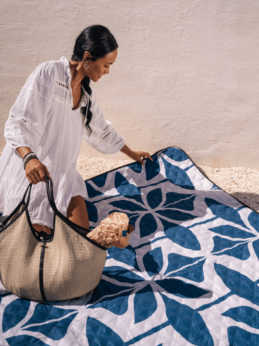 Indigo Bloom - Picknick - und Stranddecke (isoliert) 200 x 200 cm - XXL Picknickmatte aus recyceltem PET - wasserdicht und wärmend - woodsandwaves.co