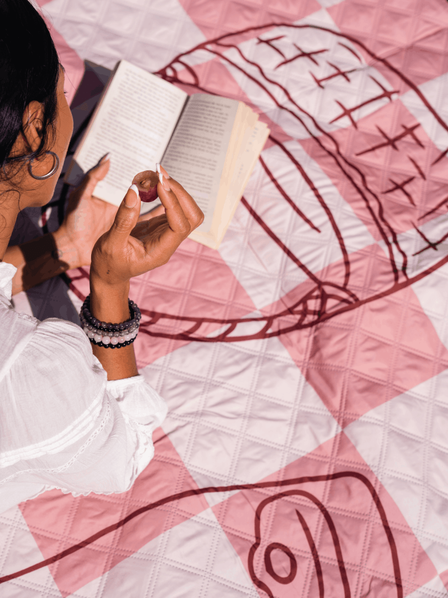 Rose Brunch - Picknick - und Stranddecke (isoliert) 200 x 200 cm - XXL Picknickmatte aus recyceltem PET - wasserdicht und wärmend - woodsandwaves.co