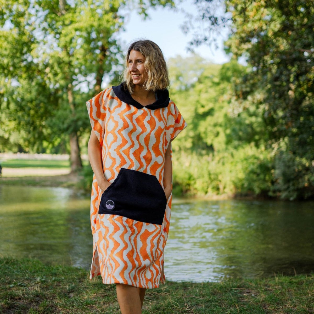 Surf - Poncho - für Frauen & Männer - aus schnelltrocknender und leichter Mikrofaser - woodsandwaves.co