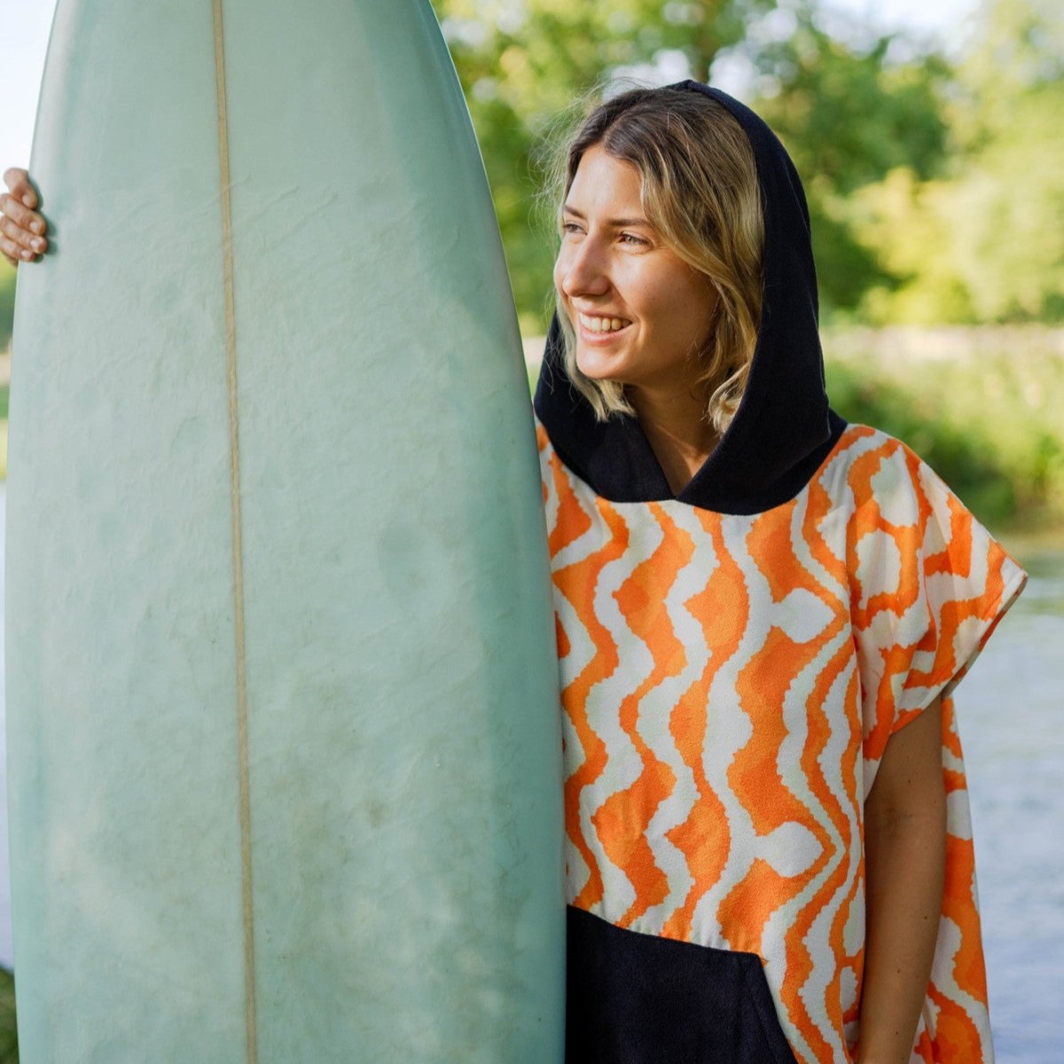 Surf - Poncho - für Frauen & Männer - aus schnelltrocknender und leichter Mikrofaser - woodsandwaves.co