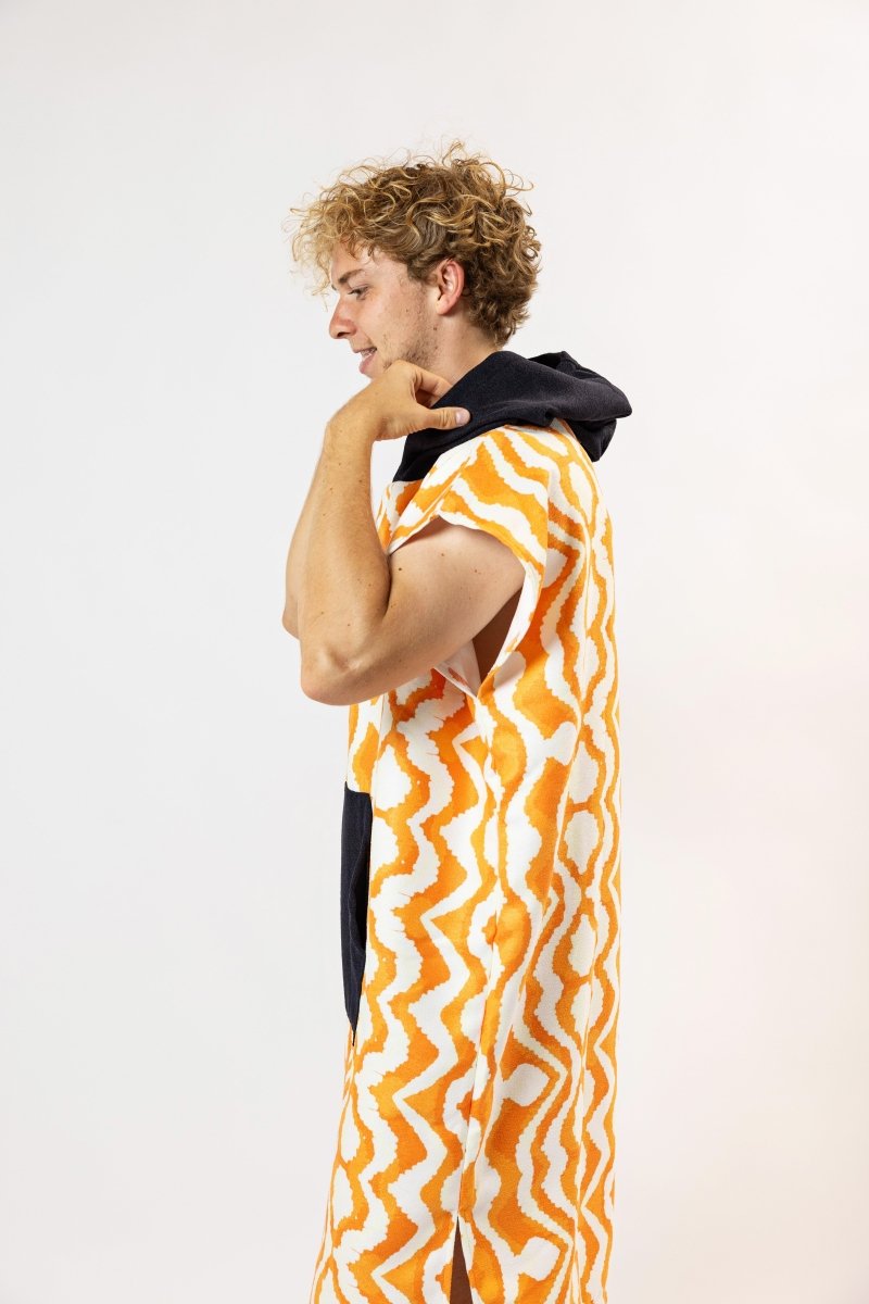Surf - Poncho - für Frauen & Männer - aus schnelltrocknender und leichter Mikrofaser - woodsandwaves.co