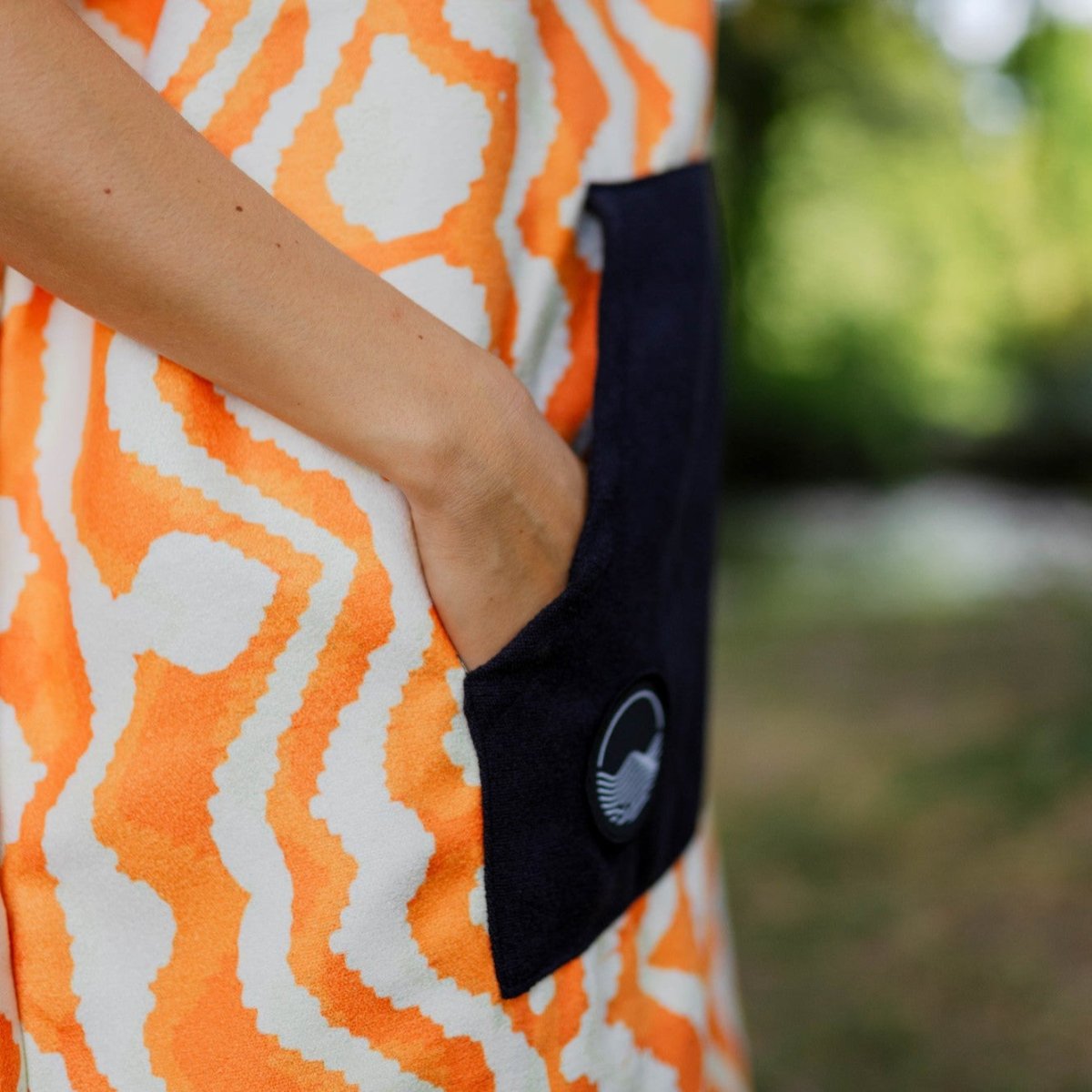 Surf - Poncho - für Frauen & Männer - aus schnelltrocknender und leichter Mikrofaser - woodsandwaves.co